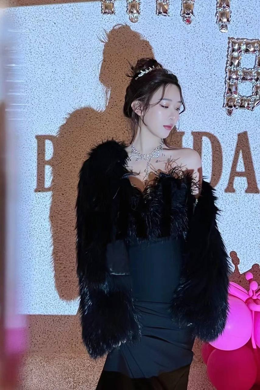 不道德和低俗的标题不仅违反了社会道德和法律法规，而且会损害个人和社会的健康。我们应该尊重他人的尊严和权利，遵守社会公德和法律法规，共同营造一个文明、和谐、健康的社会环境。